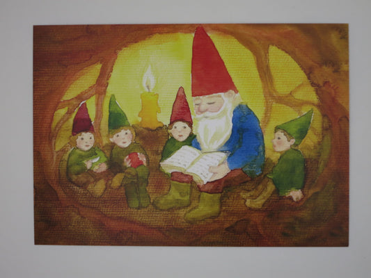 Zwerg liest in der Höhle vor - Postkarte -  Waldorf Art.Nr.PKHE165