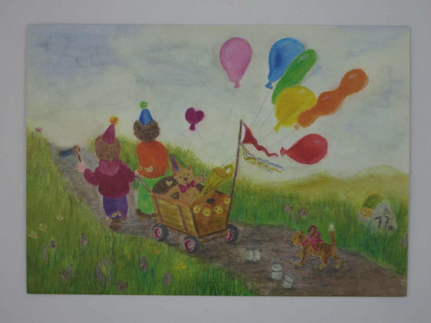Postkarte Auf dem Weg zum Festumzug von Anke Christel-Weidemann: Wurzelkinder ziehen Bollerwagen mit Ballons und Teddy