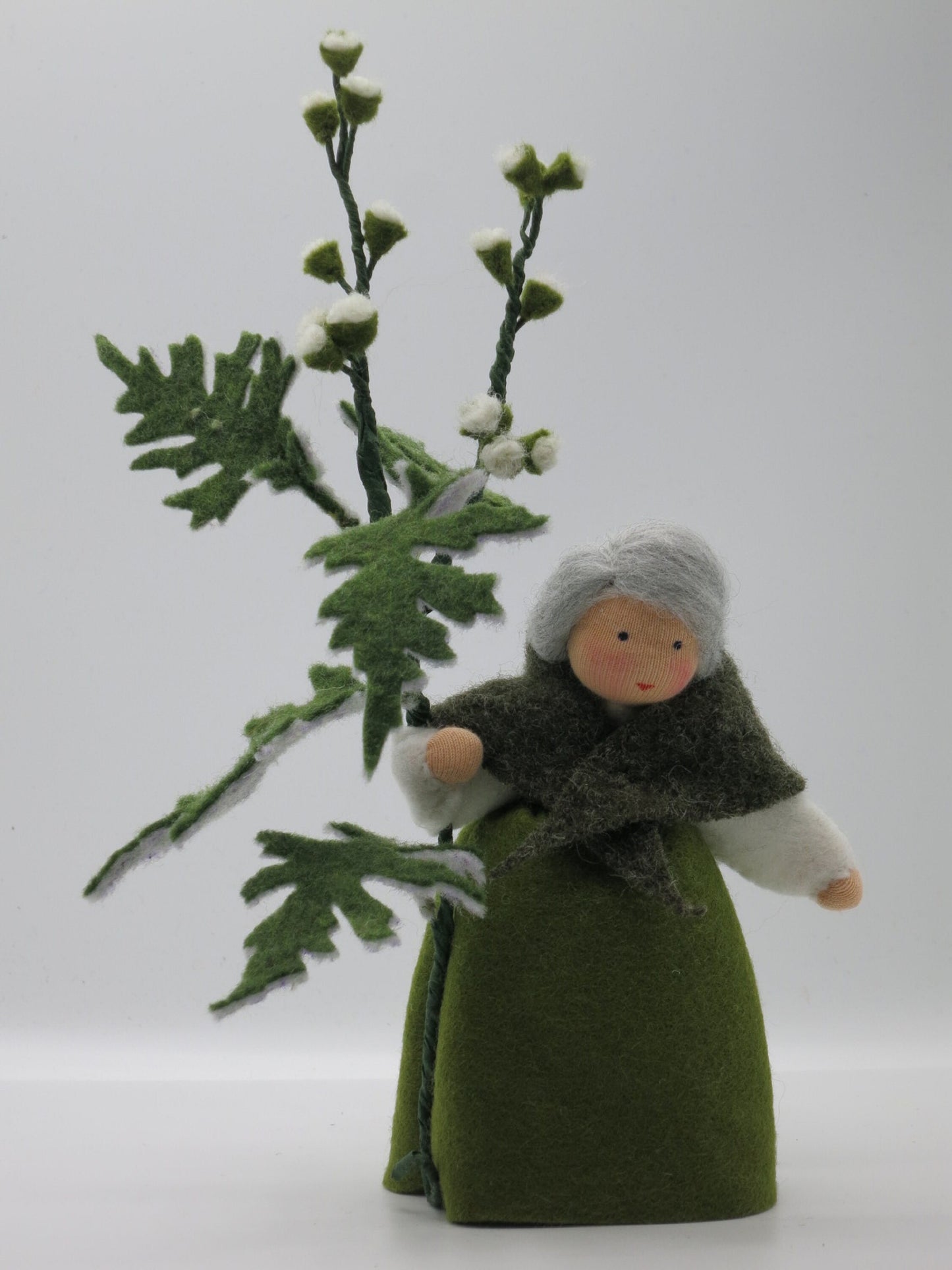 Frontalansicht des Beifuß-Blumenkinds Art. SO16 mit grauem Wollhaar, grünem Filzgewand und verzweigtem Beifuß.