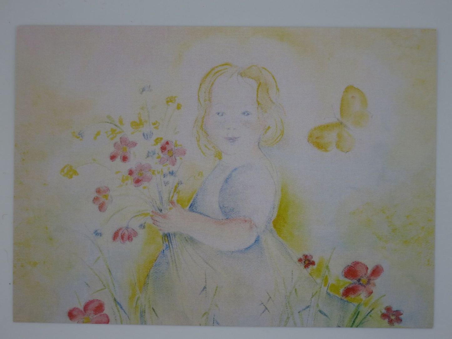 Waldorf-Postkarte 'Blumenwiese': Mädchen mit Wildblumenstrauß und Schmetterling