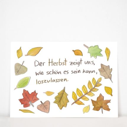 Postkarte mit Herbstspruch „Der Herbst zeigt uns, wie schön es sein kann, loszulassen.“ von Andrea Lienhart, umrahmt von roten, gelben, braunen und grünen Herbstblättern, Querformat