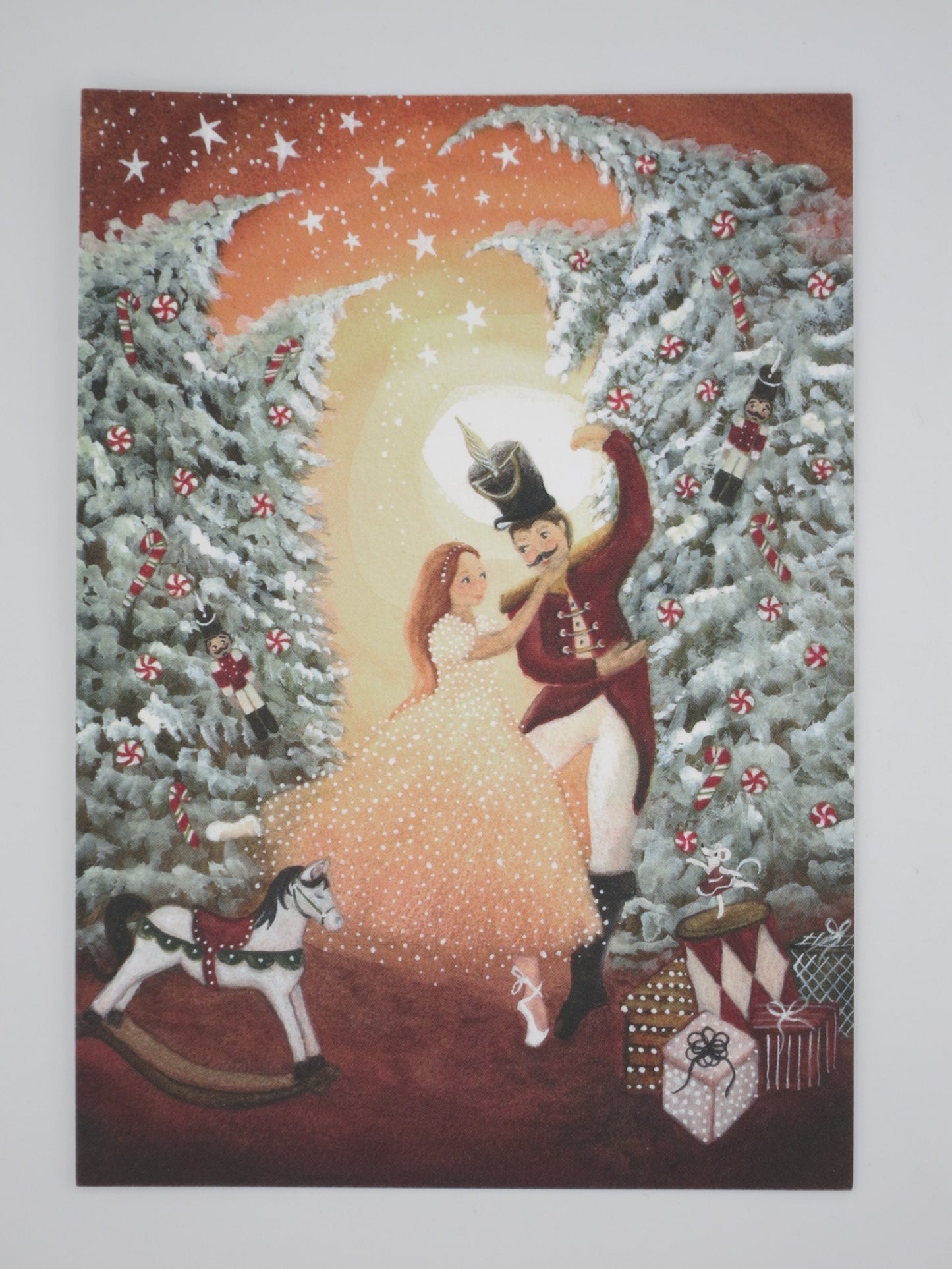 Weihnachtskarte fuer Kinder: Nussknacker-Prinz tanzt mit Prinzessin im Winterwald, Kunst-Postkarte von Bijdehansje