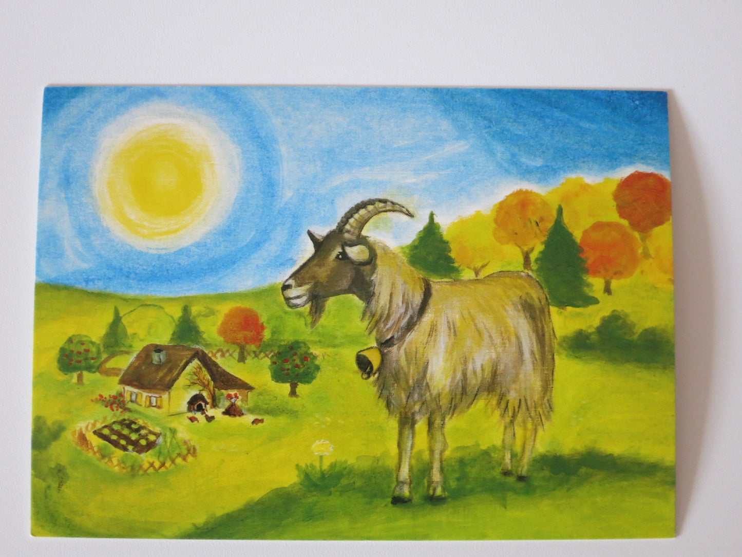 Waldorf Postkarte Der Ziegenbock von Heike Stinner – Ziegenbock vor Bauernhaus mit Herbstlaub