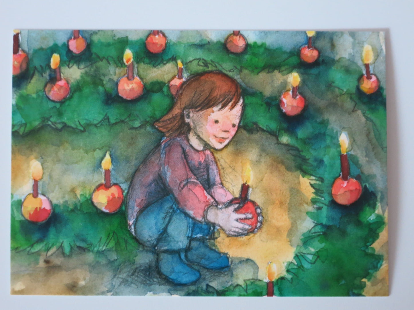Waldorf Postkarte fuer Kinder: Maedchen im Adventsgaertlein mit Apfelkerze, Postkarte von Sanne Dufft