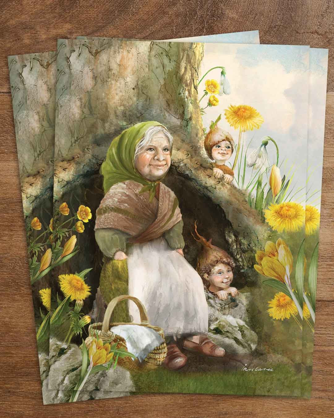 Postkarte „Die Wurzelkinder“ von Iris Esther: Mutter Erde mit grünem Kopftuch, braunem Strickschal und weißer Schürze sitzt vor einer Höhle im Baumstamm, zwei Wurzelkinder mit Zwiebelmützen schauen hervor, ringsum Schneeglöckchen, gelbe Krokusse und gelbe Frühlingsblüten, daneben ein Korb mit weißem Tuch
