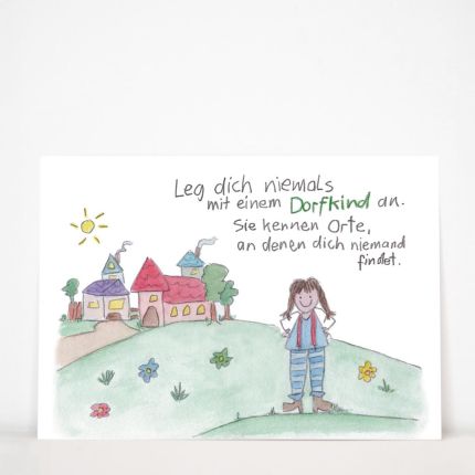Postkarte mit Dorfkind-Spruch „Leg dich niemals mit einem Dorfkind an“ von Andrea Lienhart: Mädchen mit Zöpfen und Ringelhose auf grüner Wiese vor bunten Dorfhäusern unter gelber Sonne, Querformat