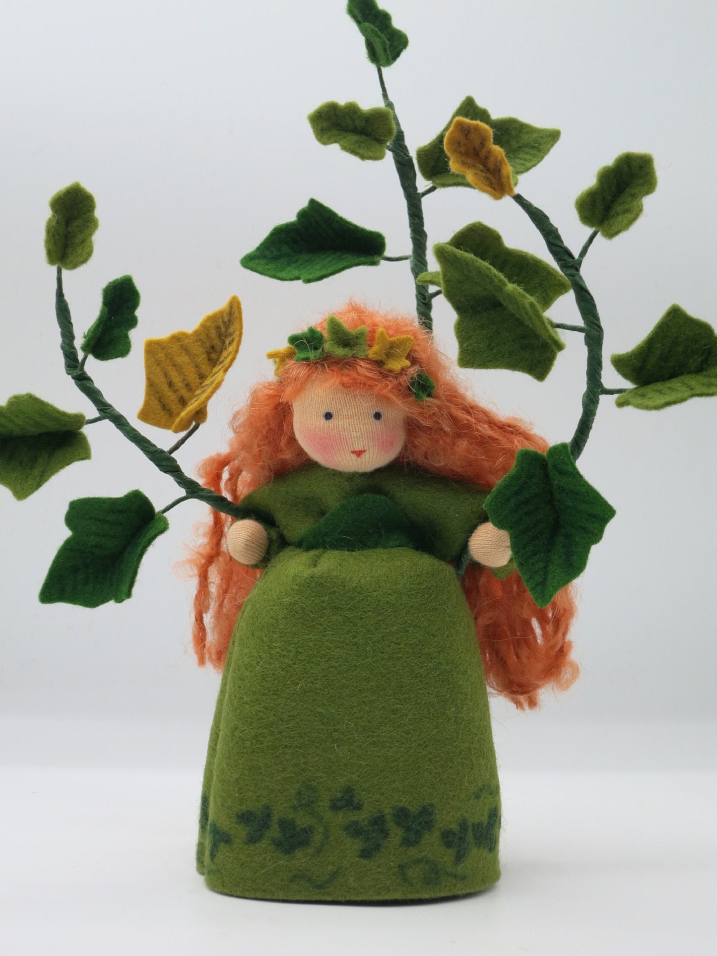 Handgefertigtes Efeu-Blumenkind mit grünem Filzkleid, rotem Haar und Blätterranken für den Waldorf-Herbsttisch