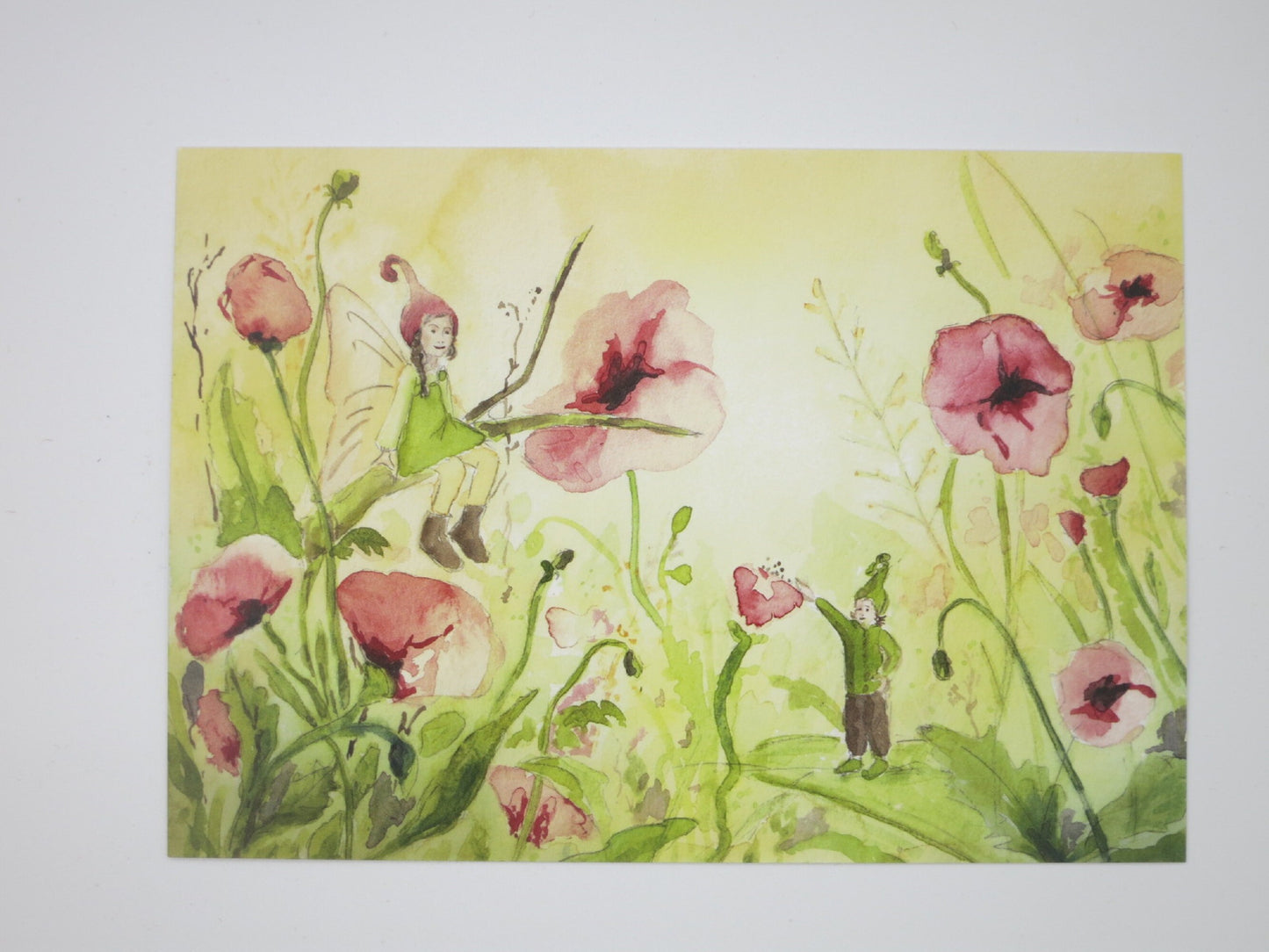 Waldorf Postkarte Elfen auf einer Blumenwiese von Karin Greisner mit Elfe und Wichtel im Mohnfeld
