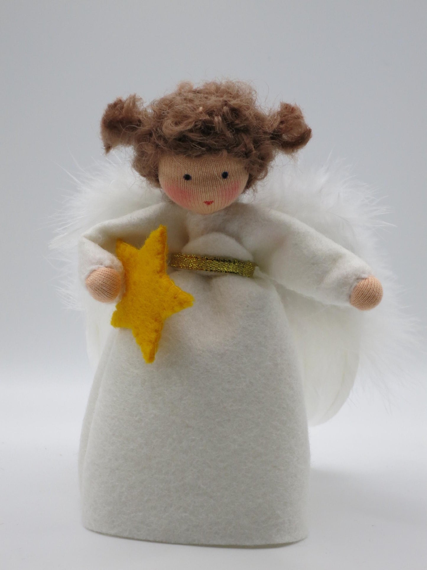 Handgefertigter Engel aus Wollfilz mit weißen Flügeln und goldenem Filzstern als Waldorf-Weihnachtsdekoration.