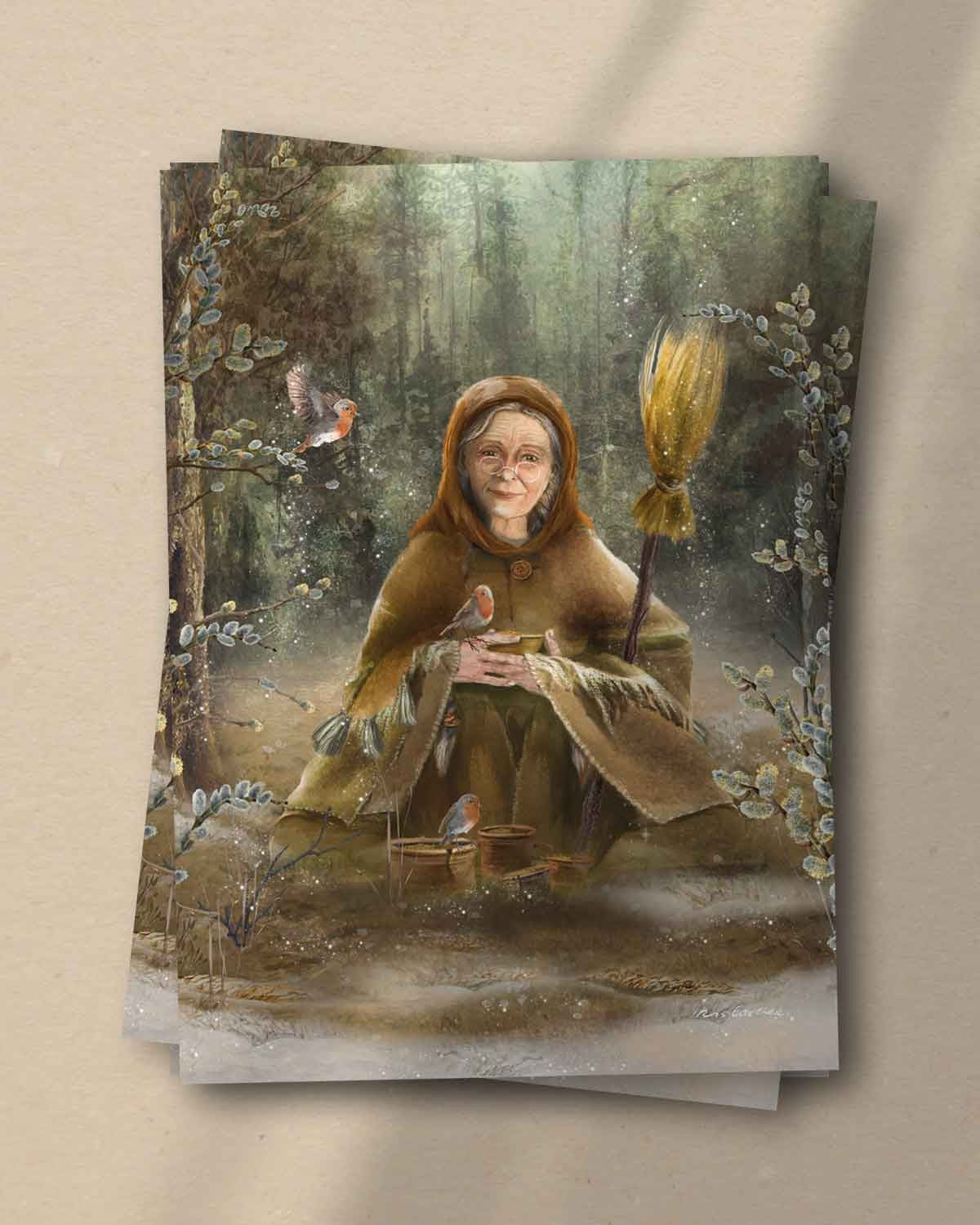Postkarte „Fräulein Tau“ von Iris Esther: alte Frau mit runder Brille, brauner Kapuze und Fransenumhang hält eine kleine Schale mit einem Rotkehlchen, neben ihr ein Reisigbesen, zwei weitere Rotkehlchen, Tontöpfe und Zweige mit Weidenkätzchen im nebligen Wald