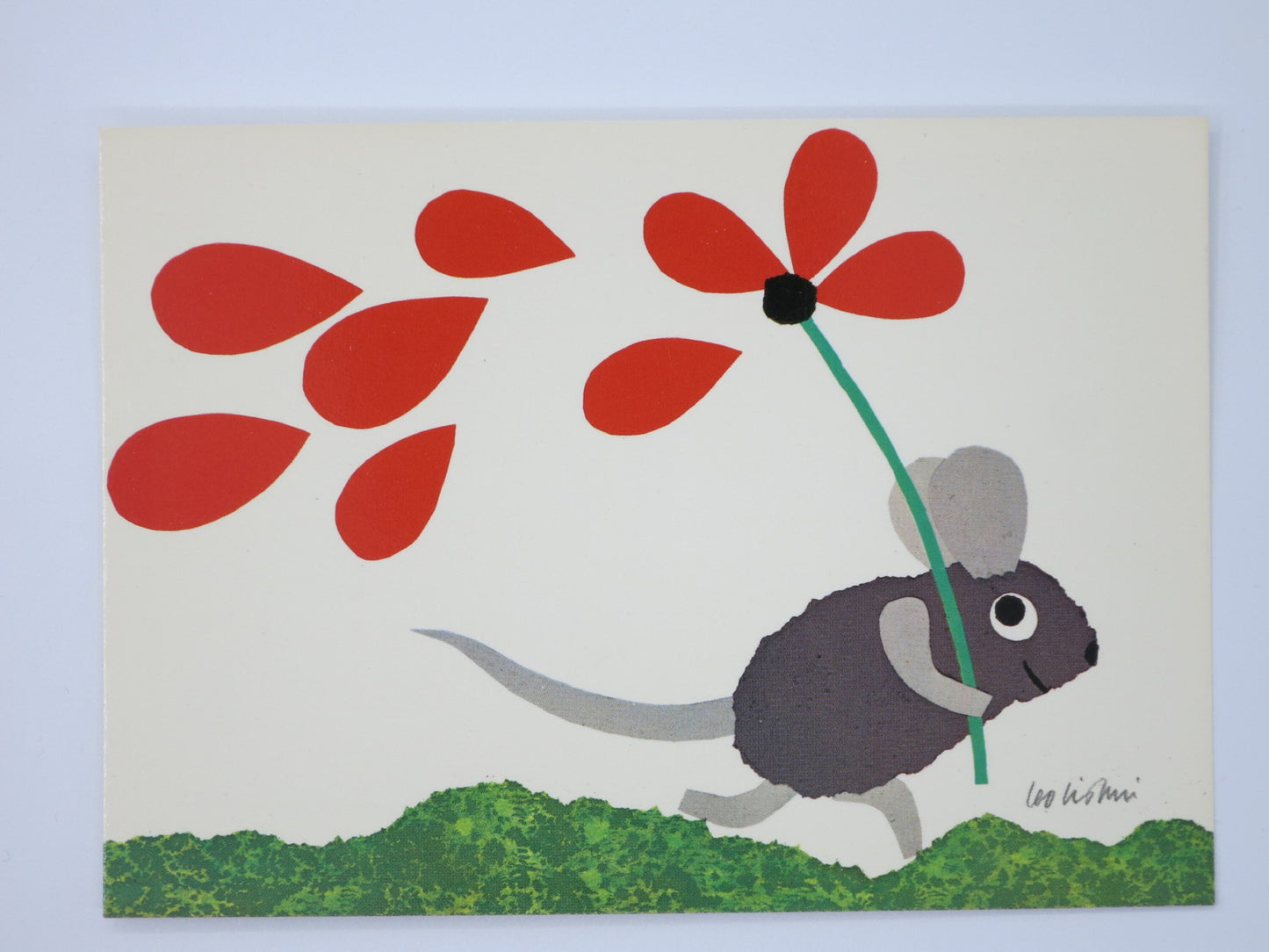Postkarte mit laufender Maus und roter Blüte im Papiercollagenstil von Leo Lionni PKGR40