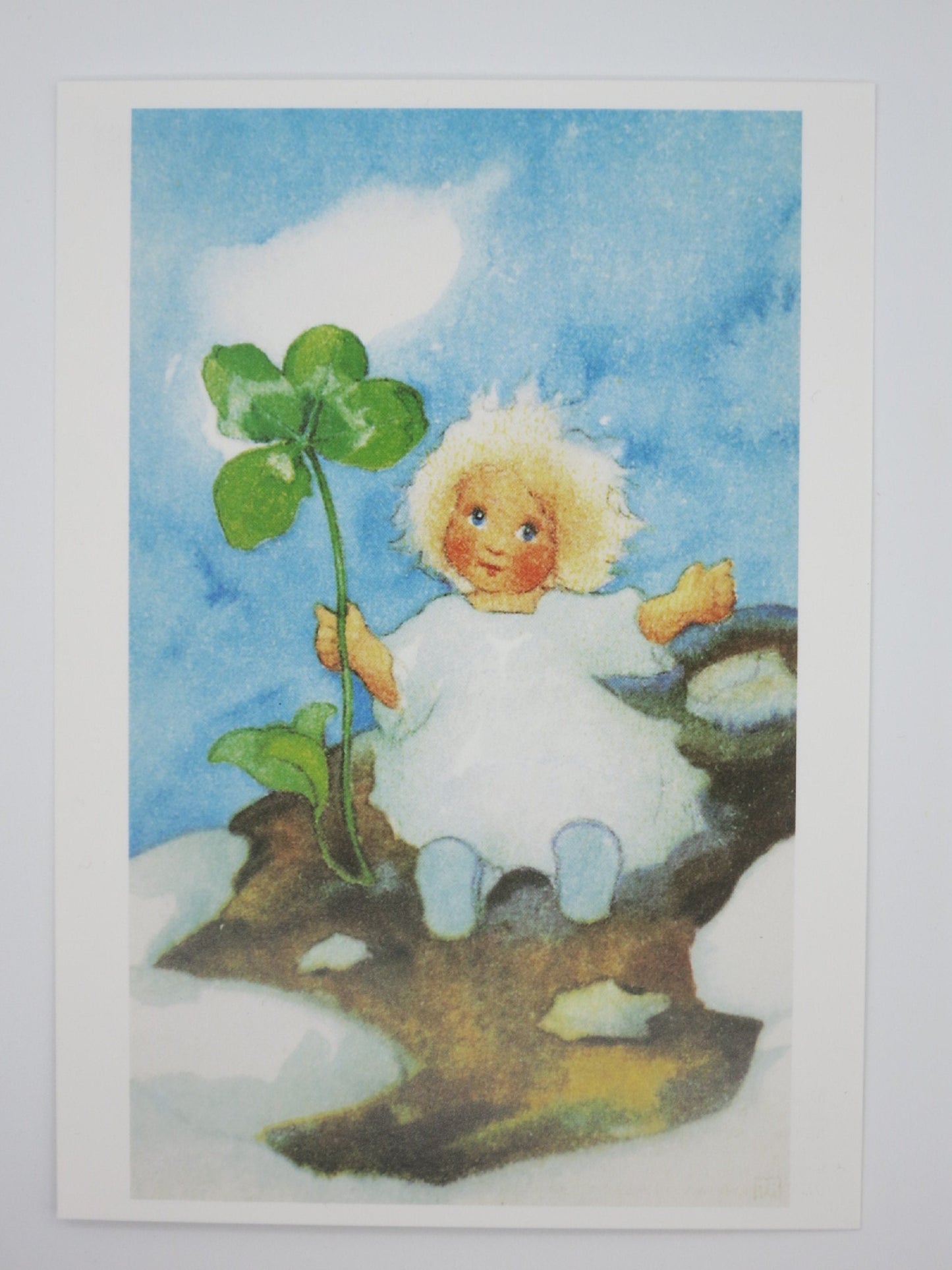 Neujahrskarte fuer Kinder: Kind haelt vierblaettrigen Klee, Postkarte von Mili Weber