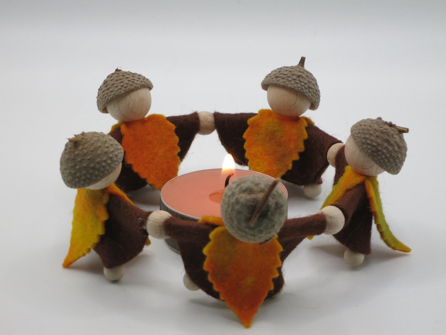 Herbstwichtel-Kreis mit Eichelhuetchen und Teelicht, Frontalansicht, Waldorf-Jahreszeitentisch, Art. HE29