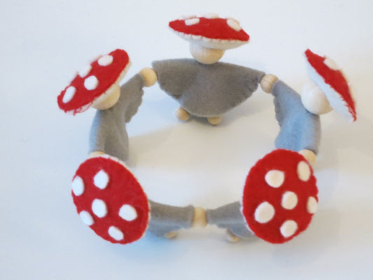 Wichtelkinder Reigen Jahreszeitentisch -  Fliegenpilze - Art. HE47