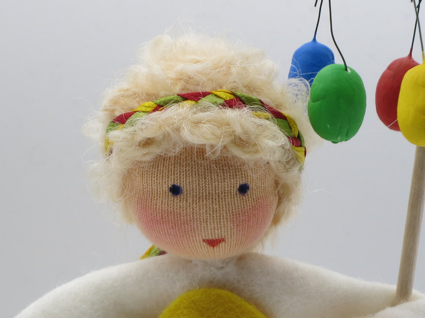 Mädchen mit Osterkranz - Blumenkind für den Jahreszeitentisch - Art. FR11