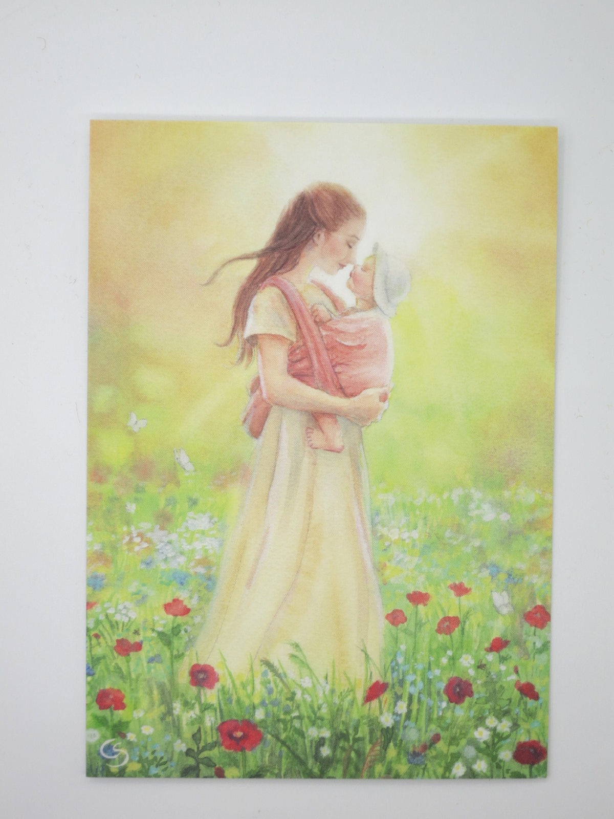 Postkarte Inniger Moment von Corinna Schwerdtfeger – Mutter traegt Baby im Tragetuch in der Mohnwiese