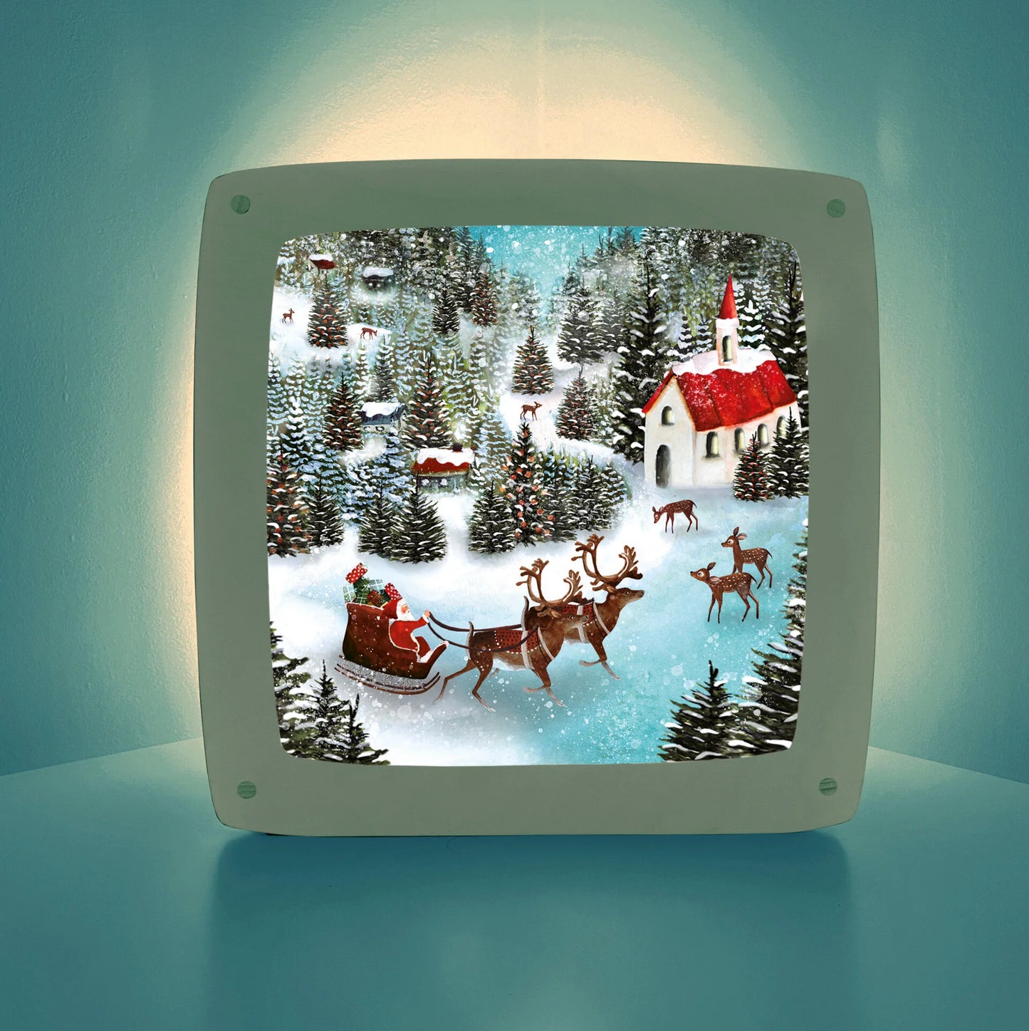 Jolly Days Toverlux Motiv MO132: Weihnachtsmann im Rentierschlitten fliegt über ein verschneites Dorf mit Kirche und Rehen – für die Magische Lampe und den Jahreszeitentisch