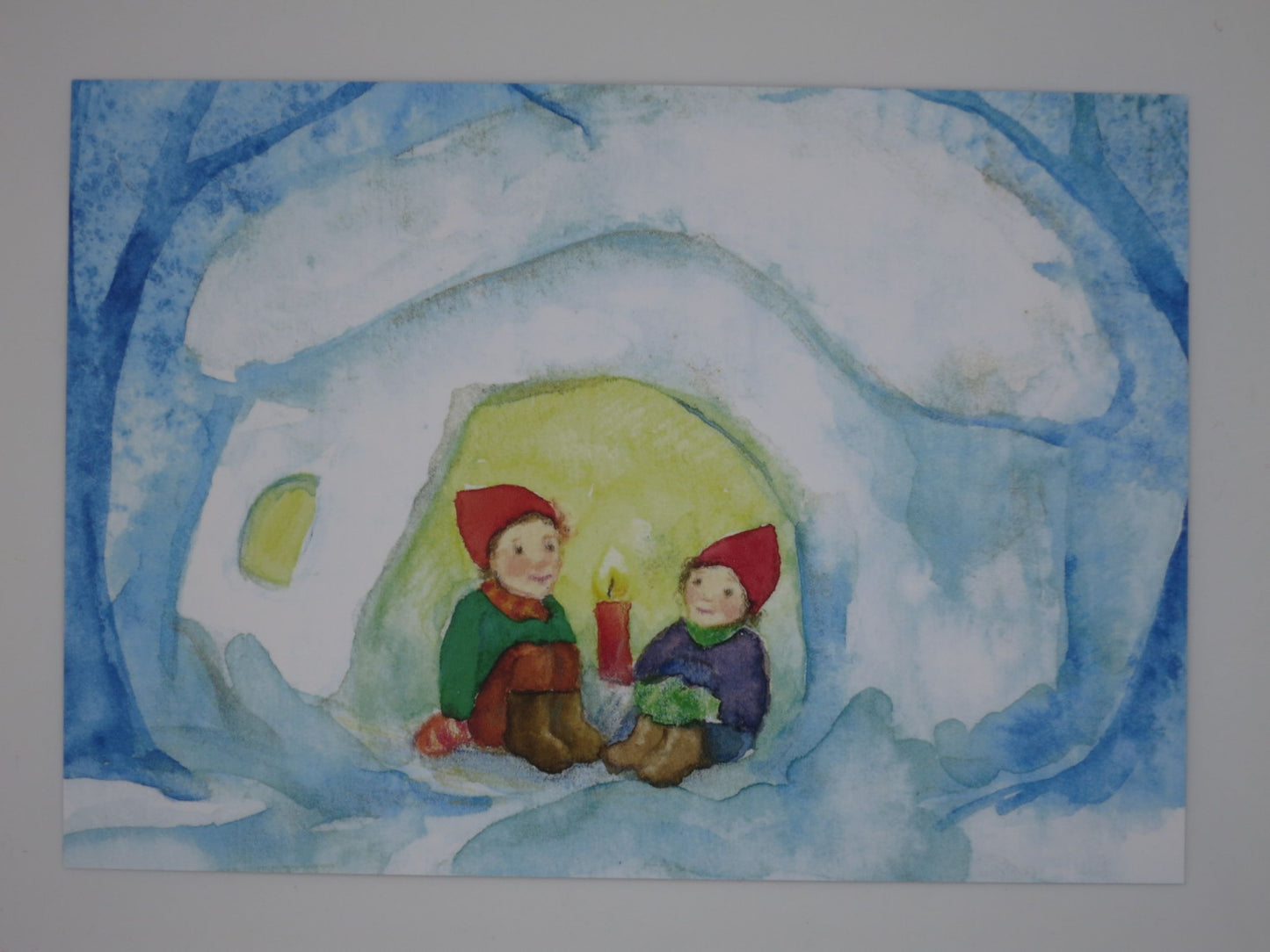 Postkarte Kinder im Iglu von Anna Hunold, zwei Kinder sitzen mit Kerze im Schneeiglu