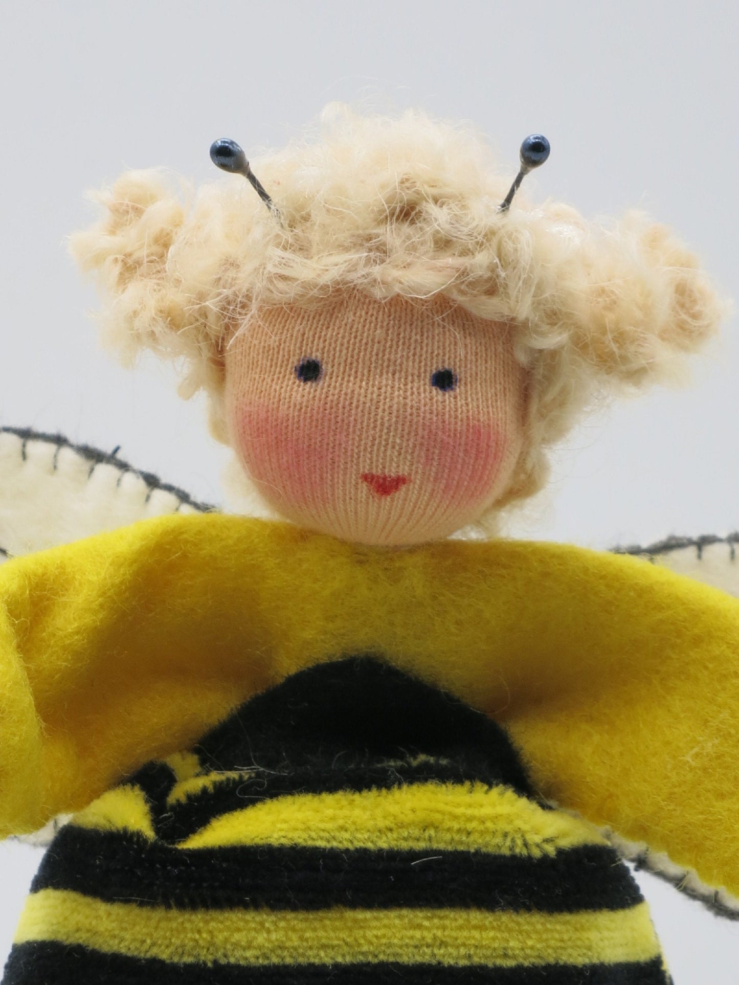 Kleine Biene Blumenkind für den Sommer-Jahreszeitentisch
