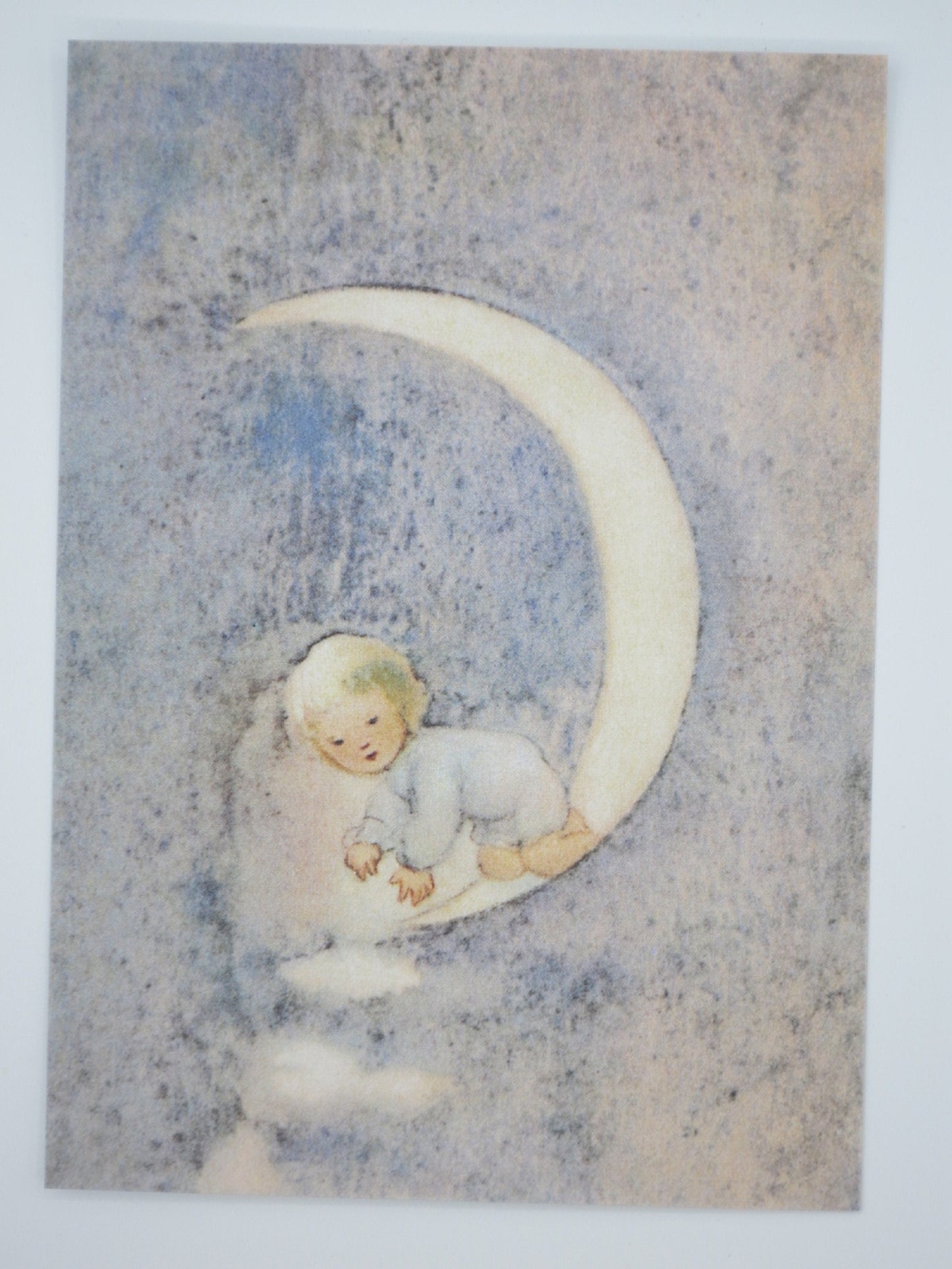 Kunstpostkarte Kleine Fee im Silbermond von Mili Weber – Kind auf Mondsichel, Postkarte für Kinder, Winter-Jahreszeitentisch, PKWI111