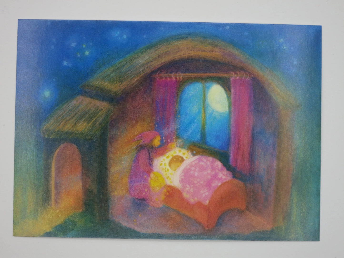 Kunst-Postkarte „Gute Nacht“ von Angela Koconda: Kind wird im Bett zugedeckt, Mond und Sterne am Fenster, Postkarte mit Motiven fürs Kinderzimmer