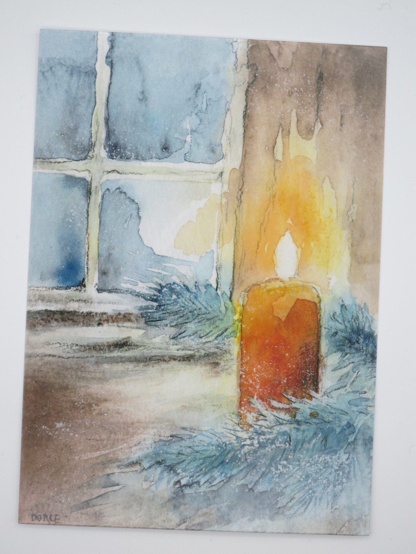 Kunst-Postkarte: Brennende Kerze am Winterfenster mit Tannenzweigen, warmes Licht gegen kaltes Blau