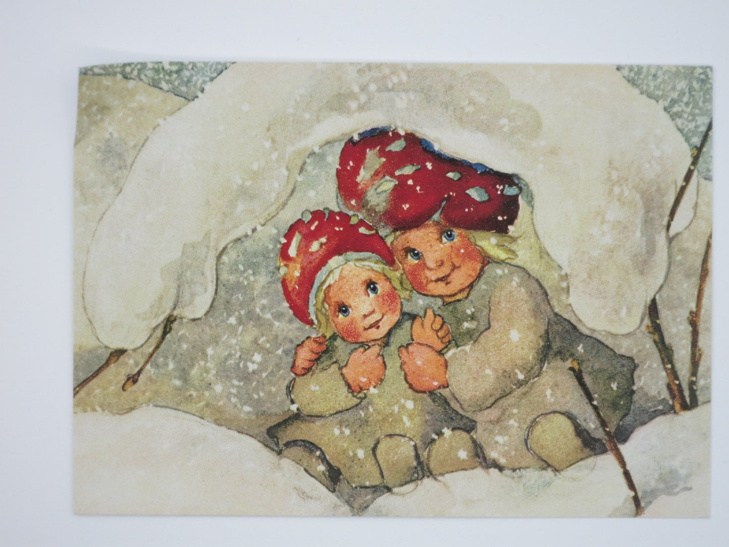 Kunst-Postkarte für Kinder: Pilzkinder mit Fliegenpilz-Huetchen schauen aus schneebedeckter Hoehle, Waldorf Jahreszeitentisch