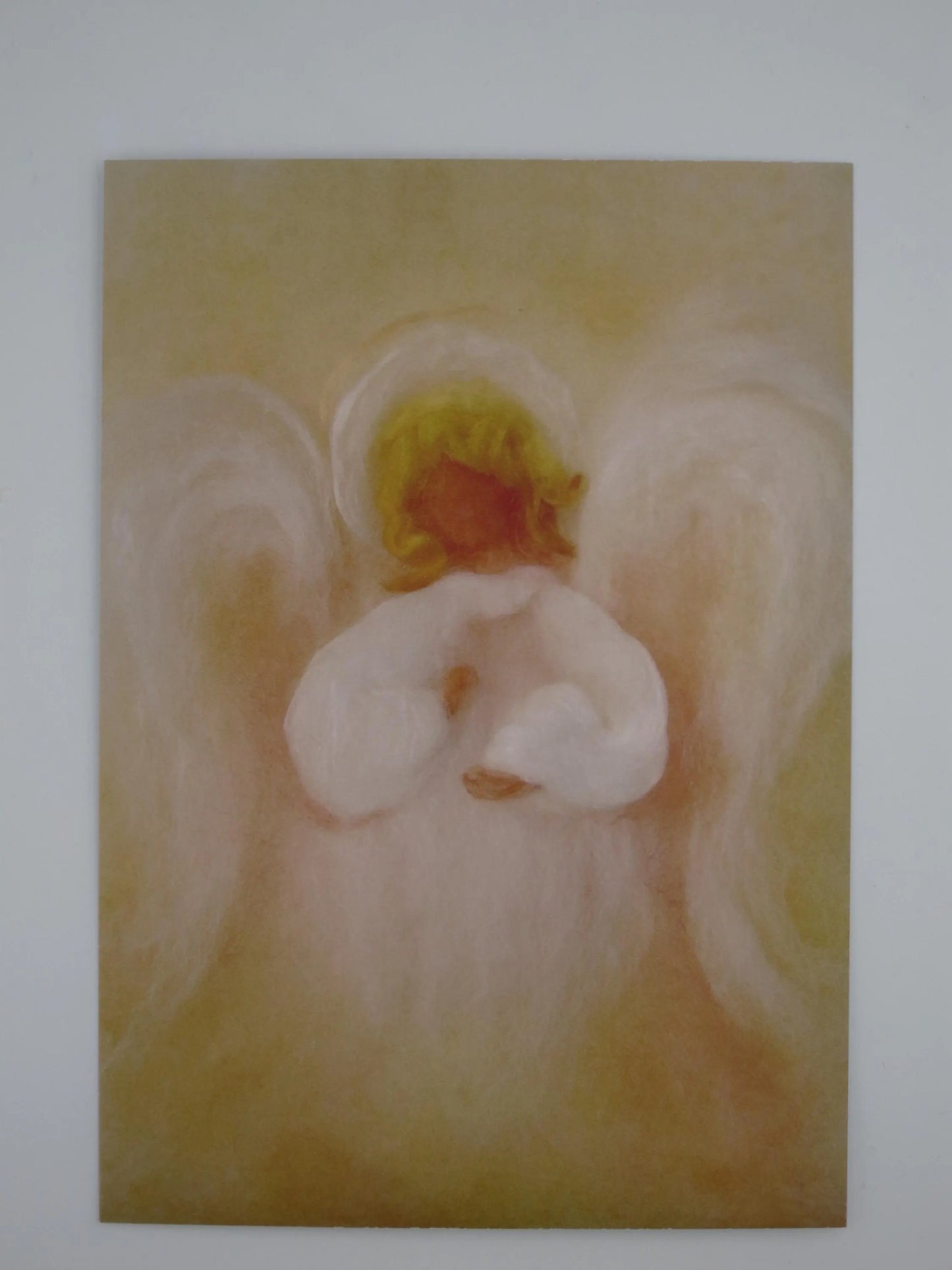 Kunst-Postkarte „Lichtengel“ von Franziska Sertori-Kopp: Wollbild-Engel von hinten mit weichen Flügeln aus Filzwolle, Postkarte mit Motiven für Advent