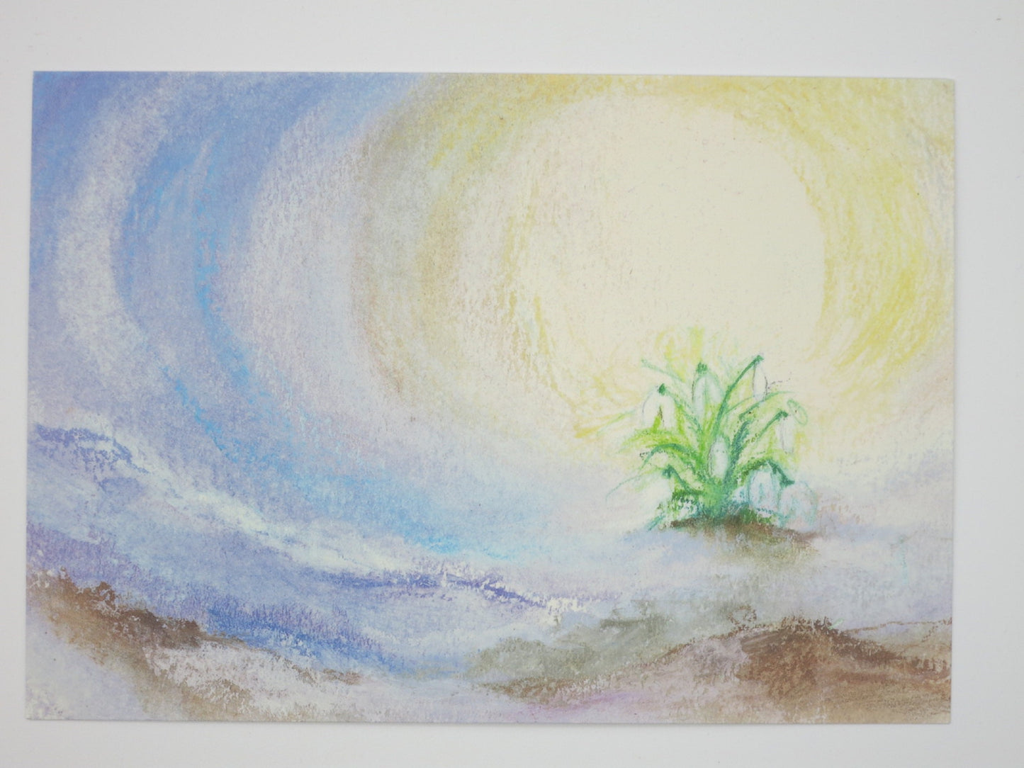 Kunst-Postkarte: Schneeglöckchen in Waldorf-Wachsmaltechnik vor blau-goldenem Himmel, Jahreszeitentisch Vorfrühling