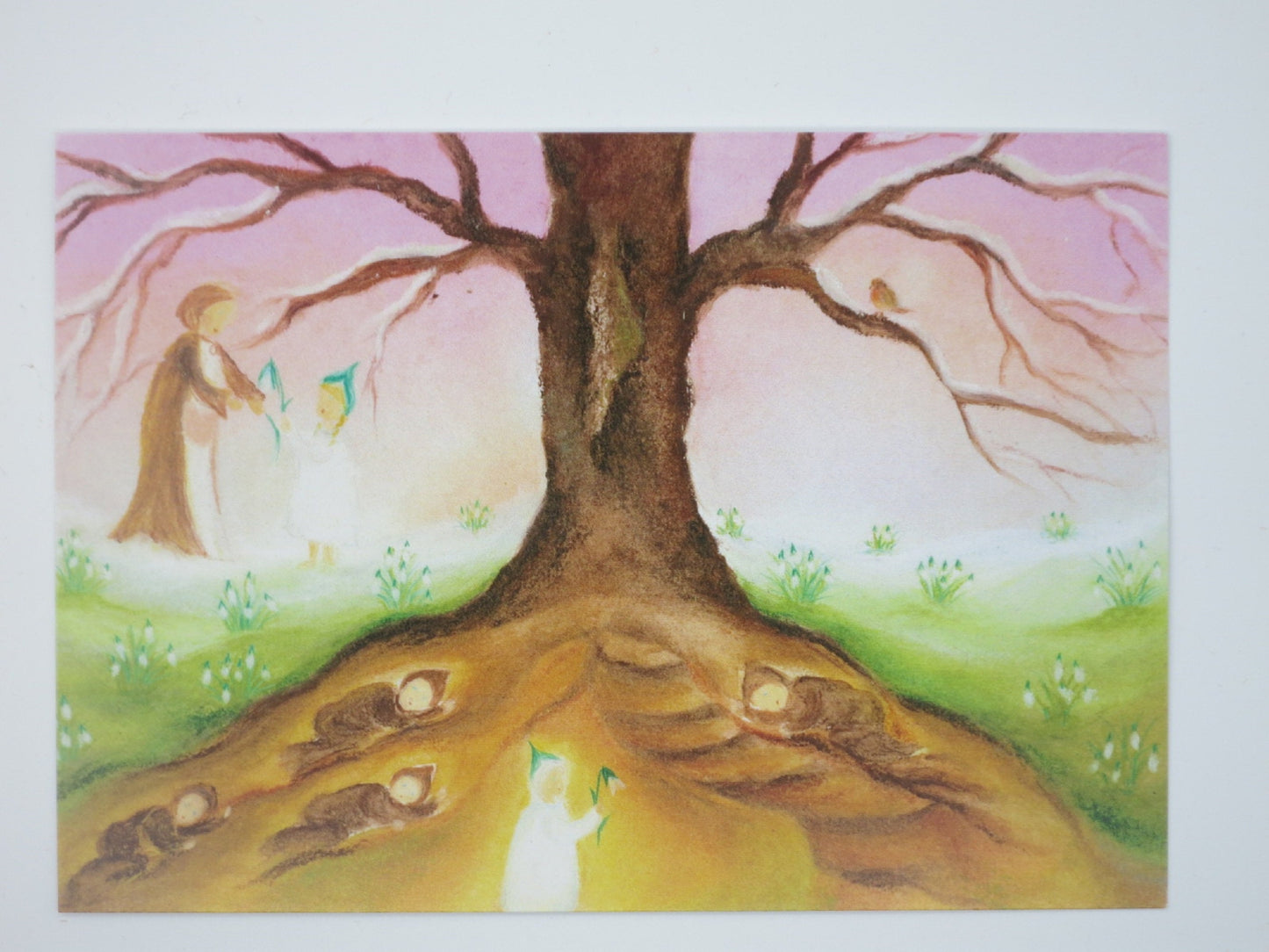 Kunst-Postkarte: Wurzelkinder schlafen unter Baumwurzeln und erwachen mit Schneeglöckchen-Licht, Waldorf Jahreszeitentisch Vorfrühling