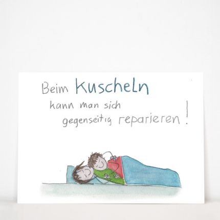 Postkarte mit Spruch „Beim Kuscheln kann man sich gegenseitig reparieren!“ von Andrea Lienhart: zwei Kinder liegen aneinandergekuschelt unter einer blauen Decke mit rotem Herz, Querformat
