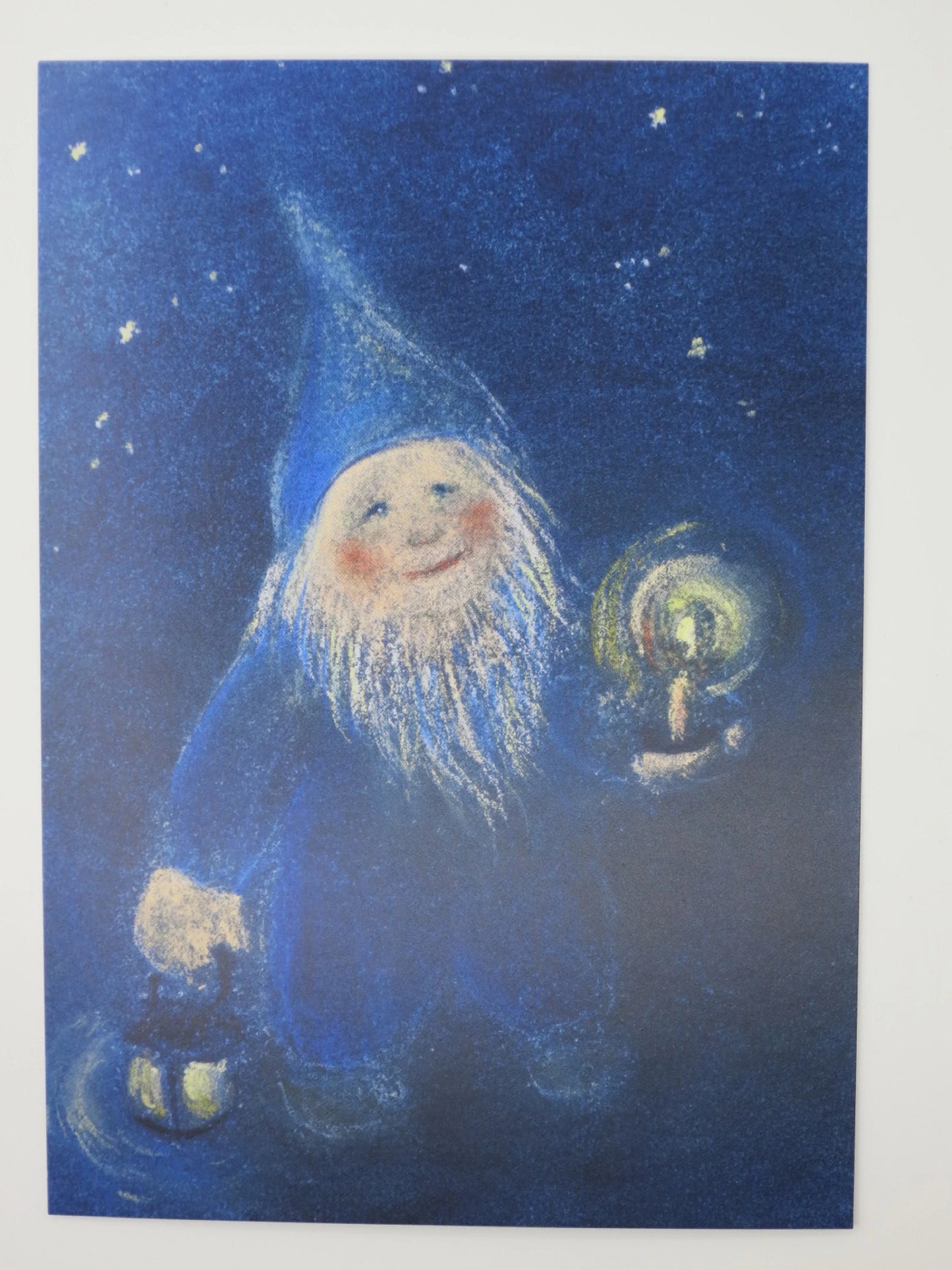 Laternenzwerg Wichtel-Postkarte für Kinder – Wichtel mit zwei Laternen im Sternenhimmel, Sabine Reinink, Jahreszeitentisch