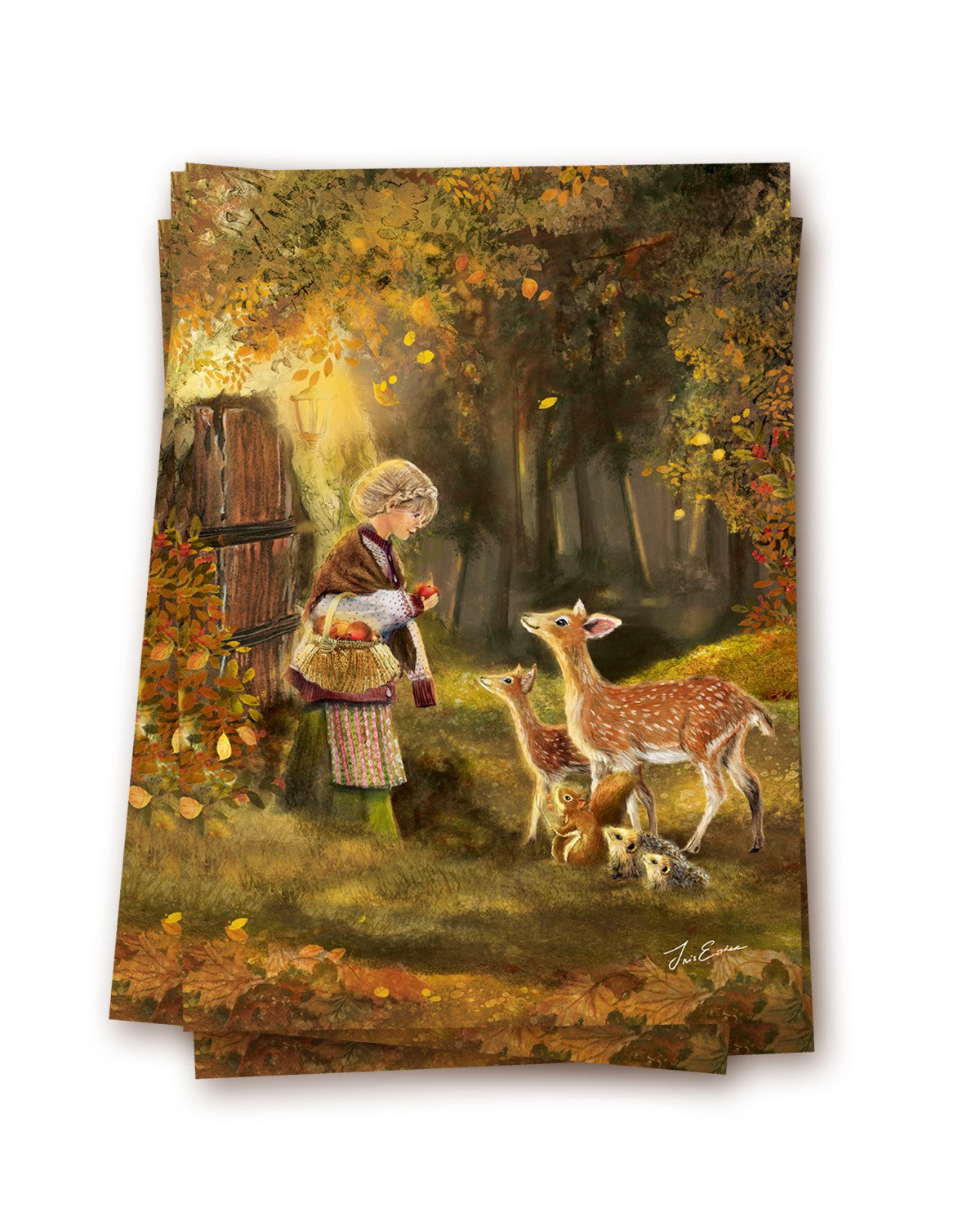 Postkarte „Leckerbissen“ von Iris Esther: junge Frau mit geflochtenem blondem Haar, braunem Tuch, gestreifter Schürze und Apfelkorb hält einen roten Apfel, vor ihr zwei gefleckte Kitze, ein Eichhörnchen und zwei Igel, daneben eine Holztür in einem alten Baum mit Laterne und fallendem Herbstlaub