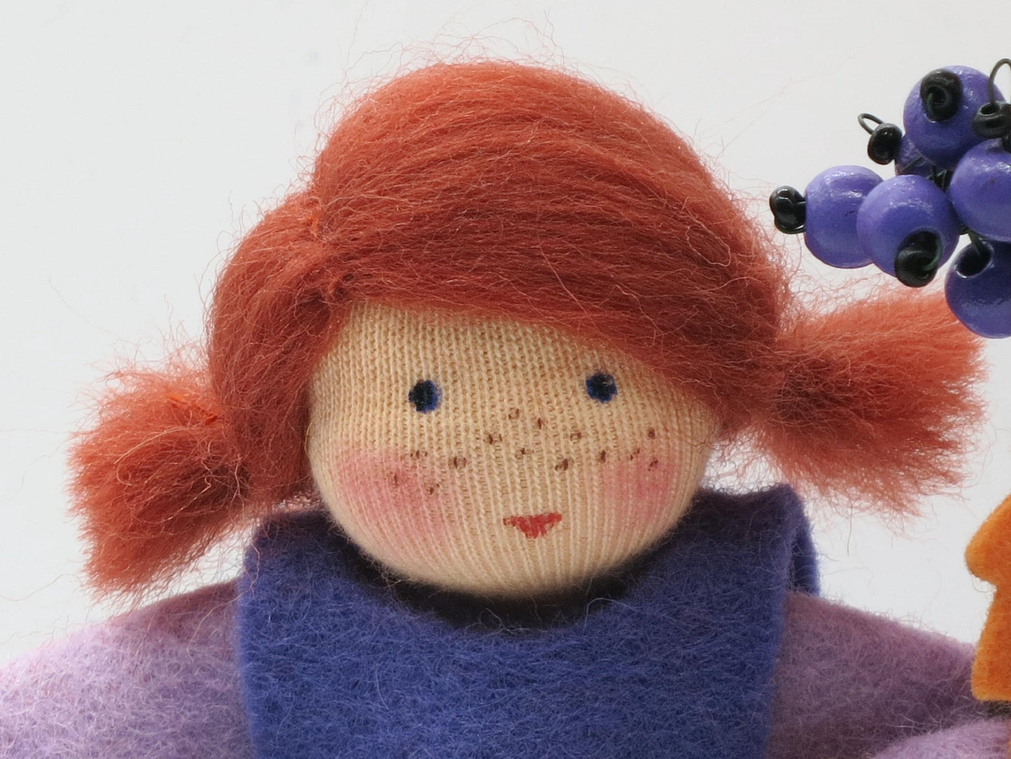 Detailaufnahme des Gesichts mit Sommersprossen vom Liebesperlenstrauch Art. HE55, Waldorf-Blumenkind.