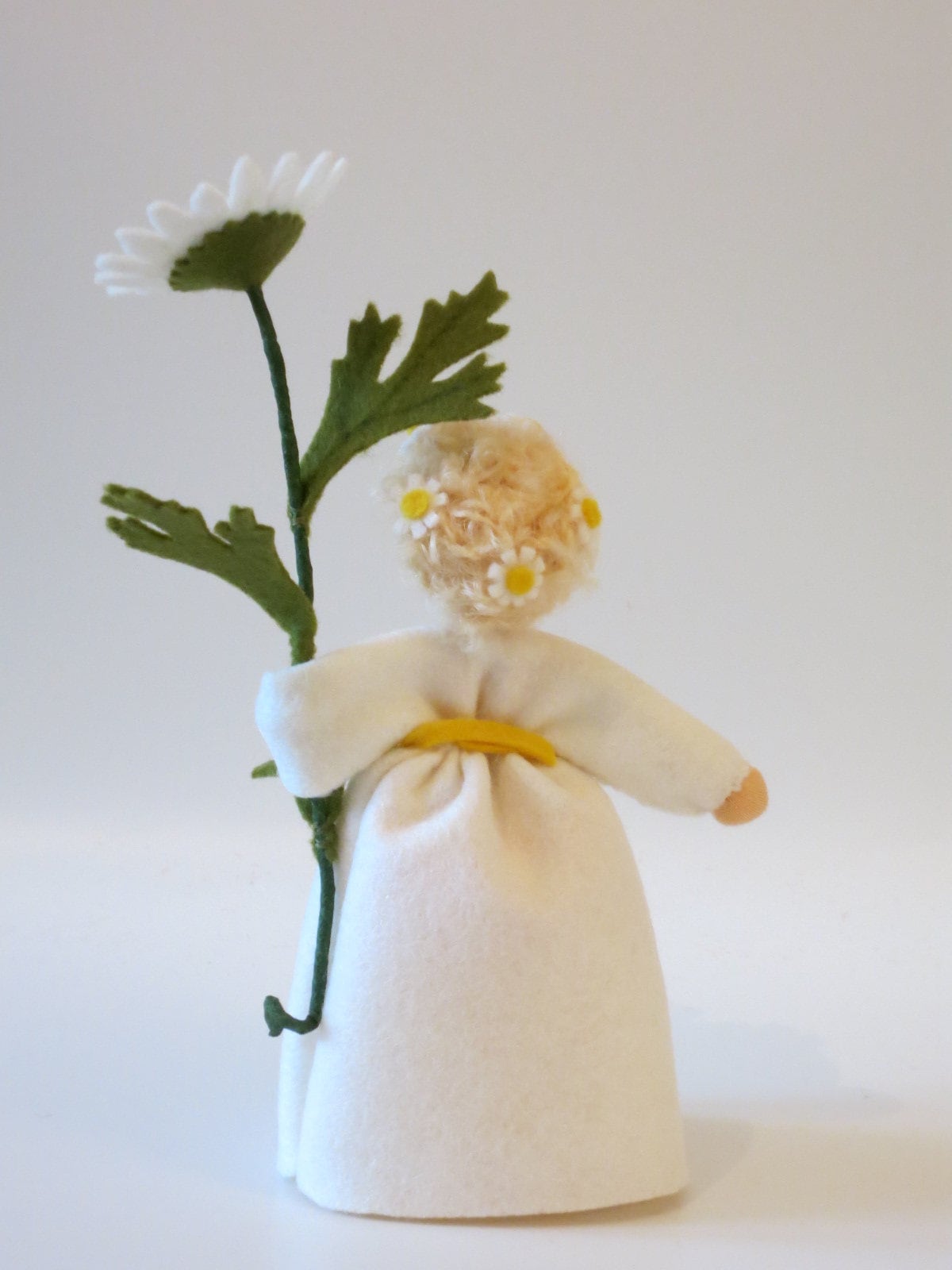 Rückansicht des Margerite-Blumenkindes mit Filzblüten im Haar, Waldorf-Jahreszeitentisch