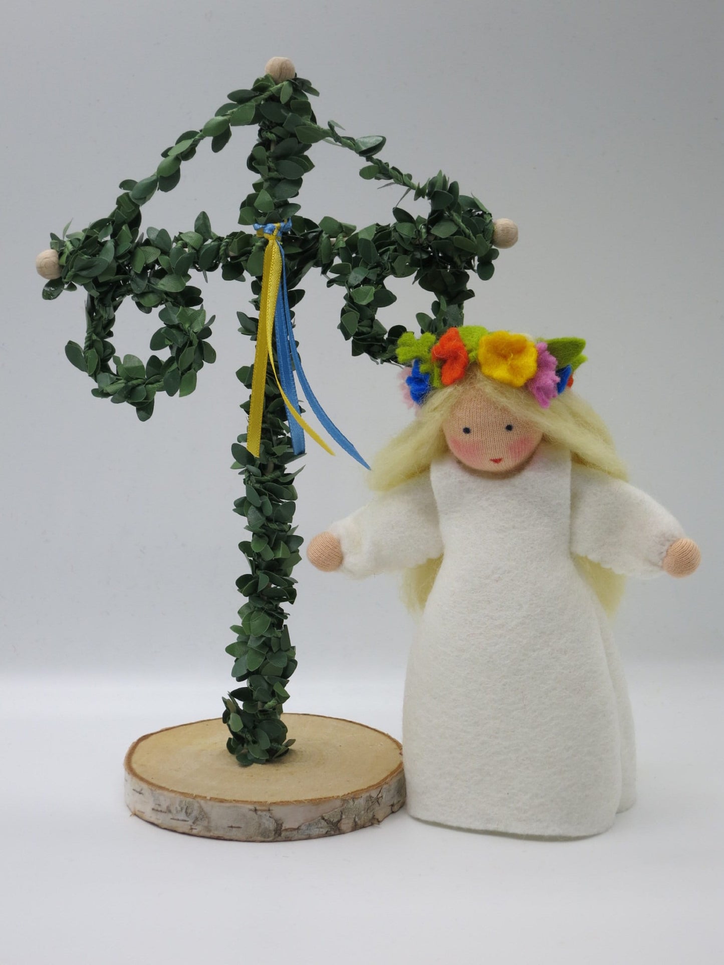 Mittsommerbaum und Mittsommer-Püppchen aus Wollfilz zusammen, Waldorf-Jahreszeitentisch Sommer