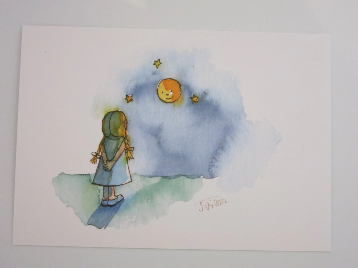 Mondmädchen Kunst-Postkarte für Kinder – Mädchen schaut zum lächelnden Mond, Aquarell von Stefanie Messing, Winter-Jahreszeitentisch