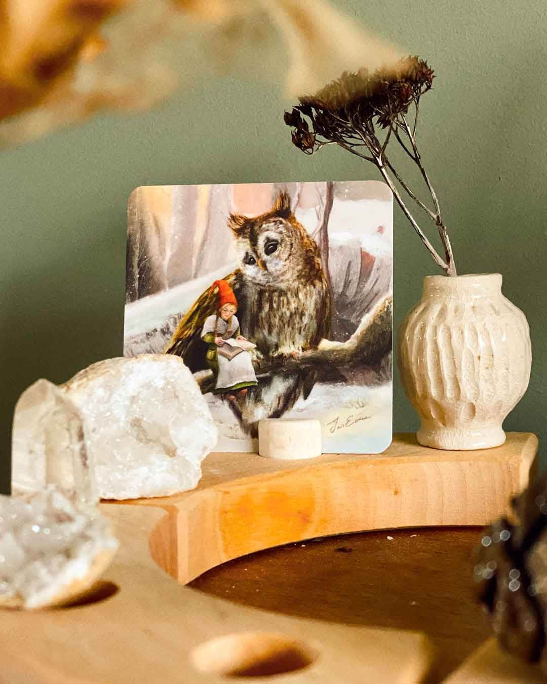 Petit Prints PKS40: aufgestellte Minikarte mit Eule und vorlesendem Wichtel im Winterwald, daneben Bergkristall und Trockenblumen