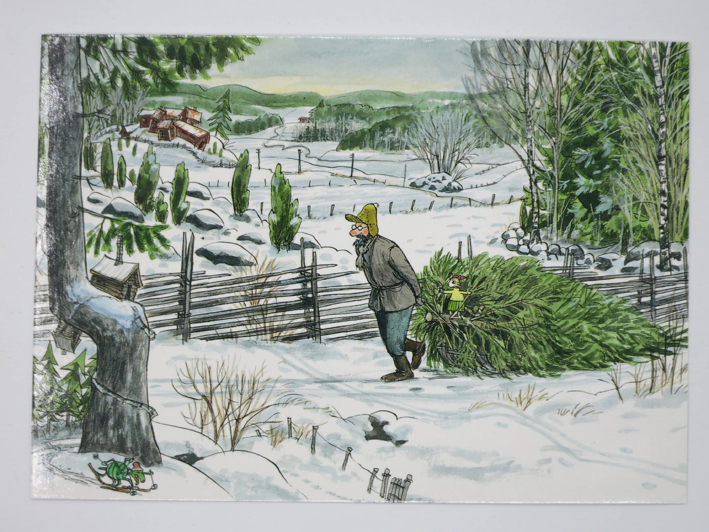 Postkarte für Kinder: Pettersson traegt Weihnachtsbaum durch den Schnee, Findus huckepack, Kunst-Postkarte von Sven Nordqvist