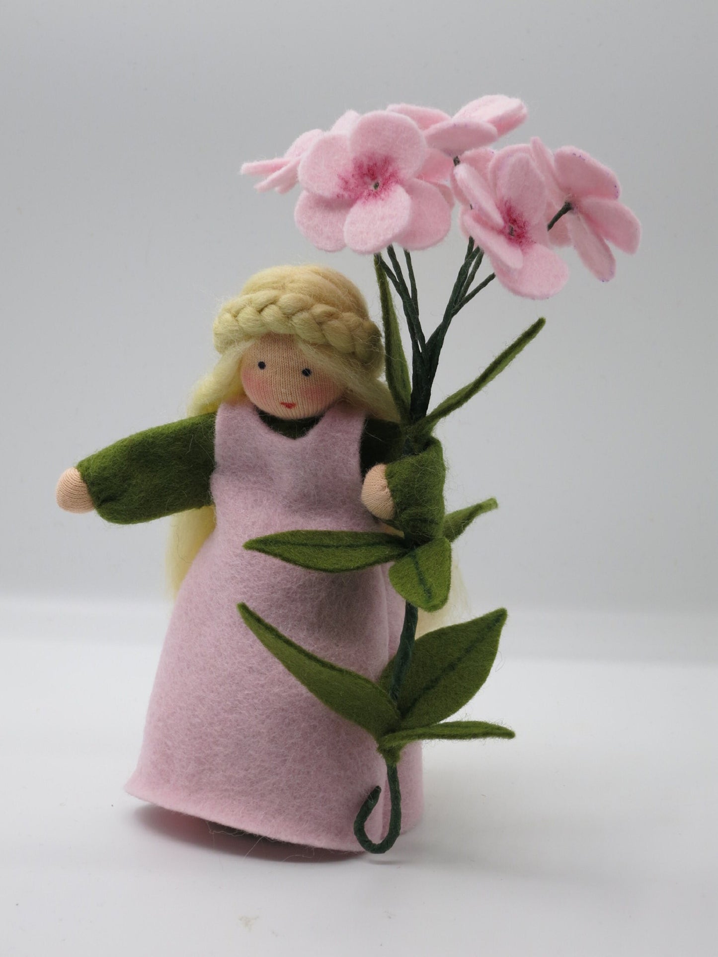 Gesamtansicht Phlox-Blumenkind aus Wollfilz, Waldorf-Figur für den Jahreszeitentisch