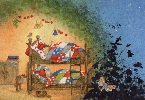 Postkarte Pippa und Pelle schlafen von Daniela Drescher – Wichtelkinder im Stockbett bei Nacht