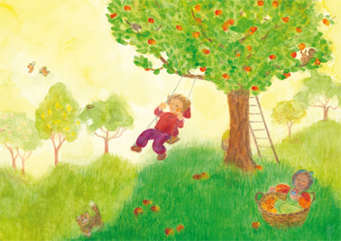 Postkarte Apfelernte und Apfelfreude von Anke Christel-Weidemann: Kind schaukelt im Apfelbaum mit Erntekorb