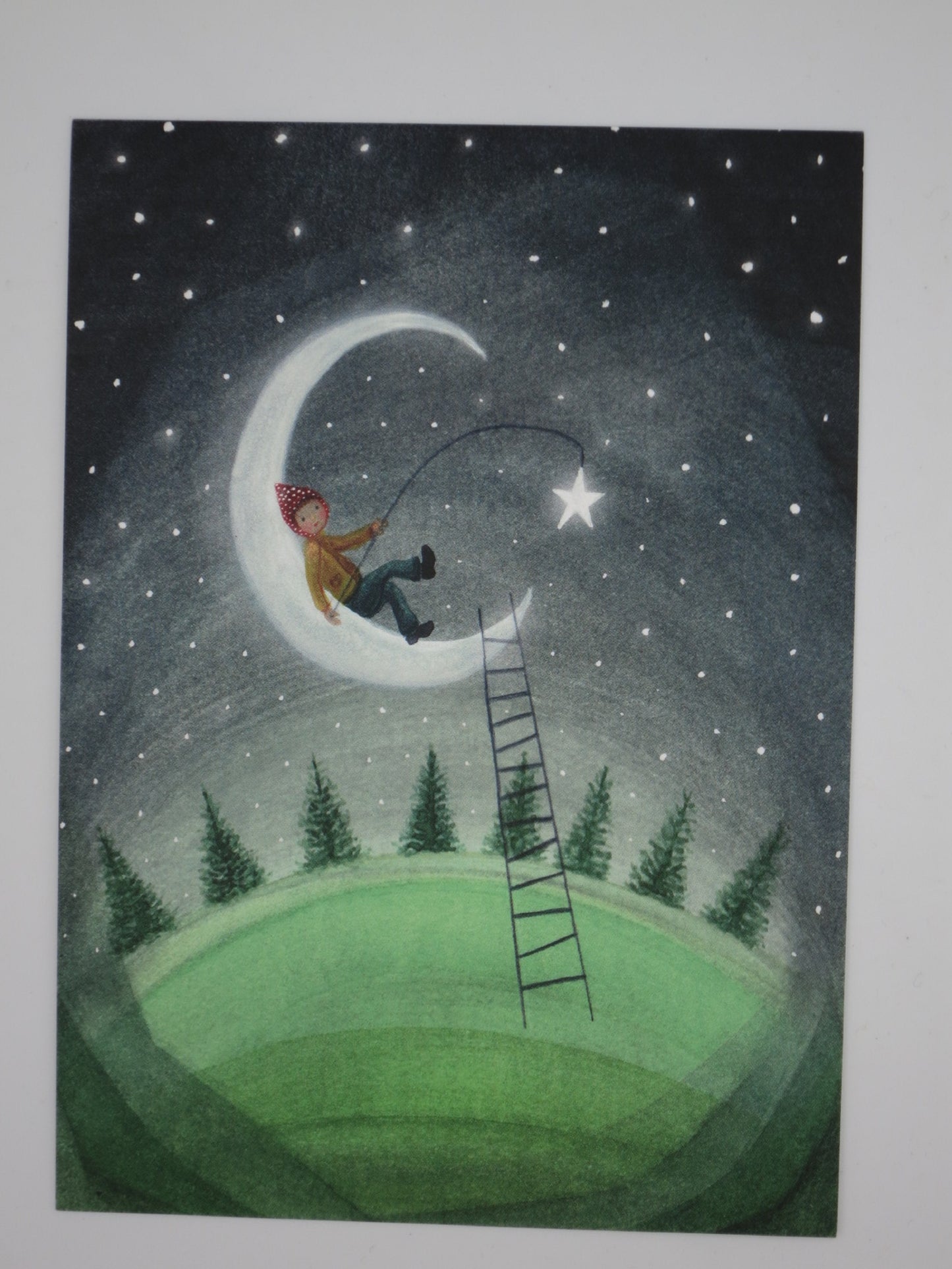 Postkarte Mond von Bijdehansje: Wichtel angelt nach einem Stern auf der Mondsichel