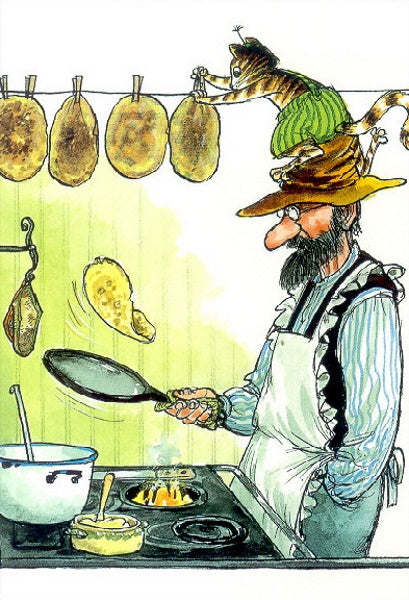 Postkarte Pettersson backt Pfannkuchen: Pettersson am Herd, Kater Findus auf seinem Hut