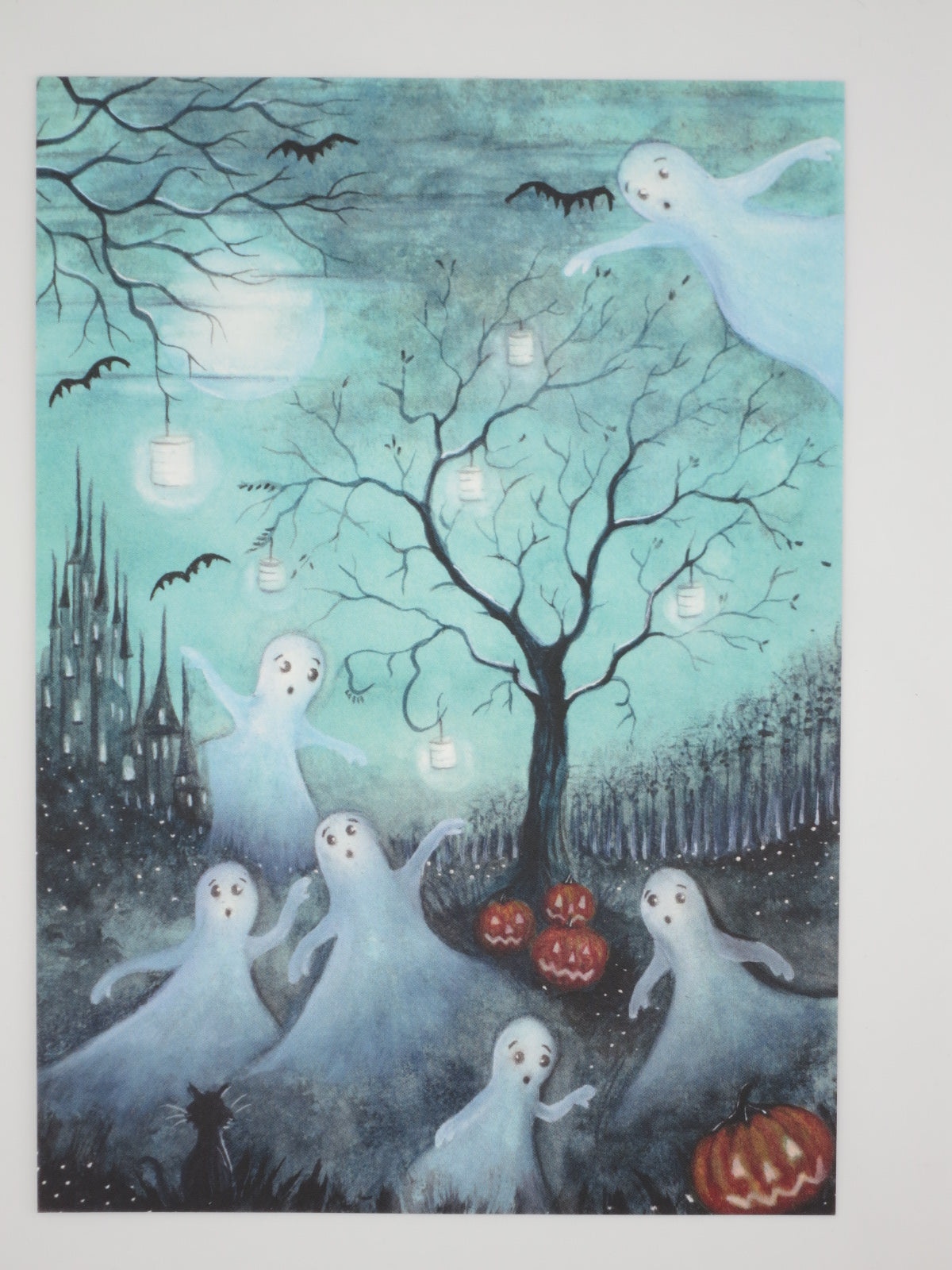 Postkarte Spooky Halloween von Bijdehansje: kleine Gespenster zwischen Kürbislaternen
