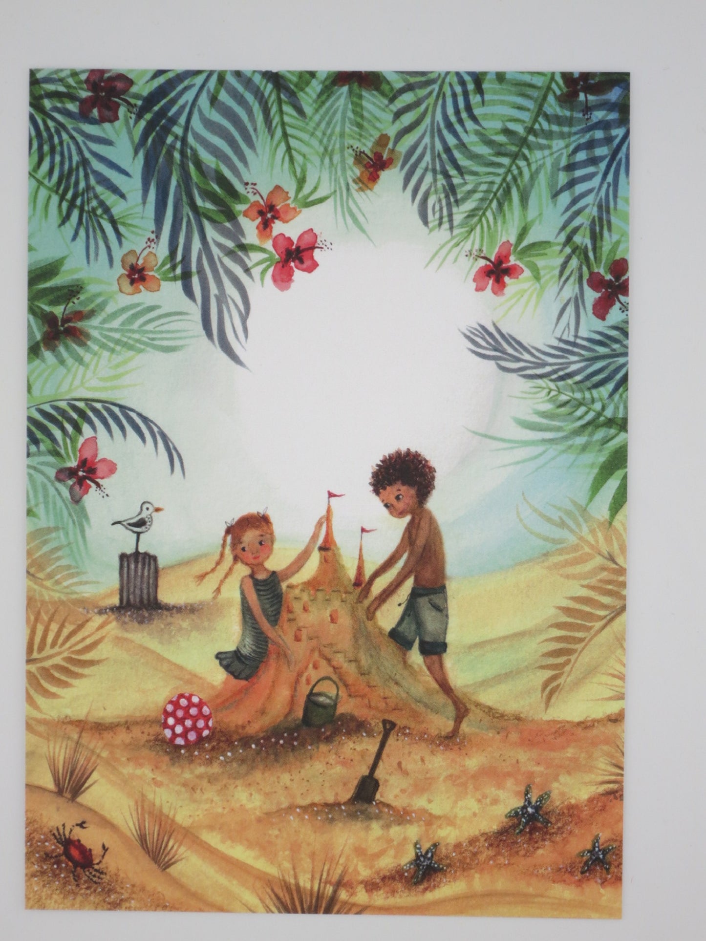 Postkarte Am Strand: Kinder bauen Sandburg zwischen Palmen und Hibiskus, Illustration von Bijdehansje