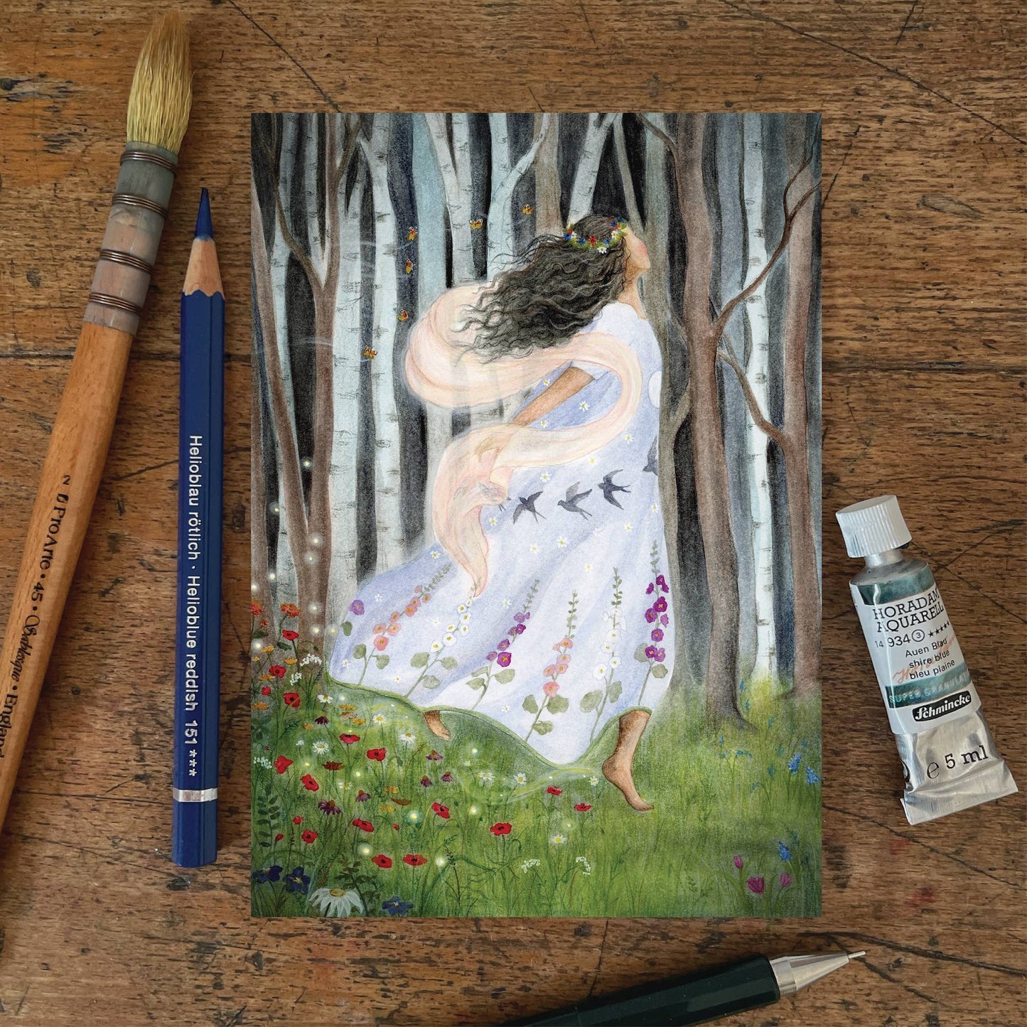 Sommer Postkarte Ankunft des Sommers PKSO339: Sommerfee im Birkenwald. Blumenkleid, Blumenwiese.
Zeichnung von Mhairi Hellbrandt