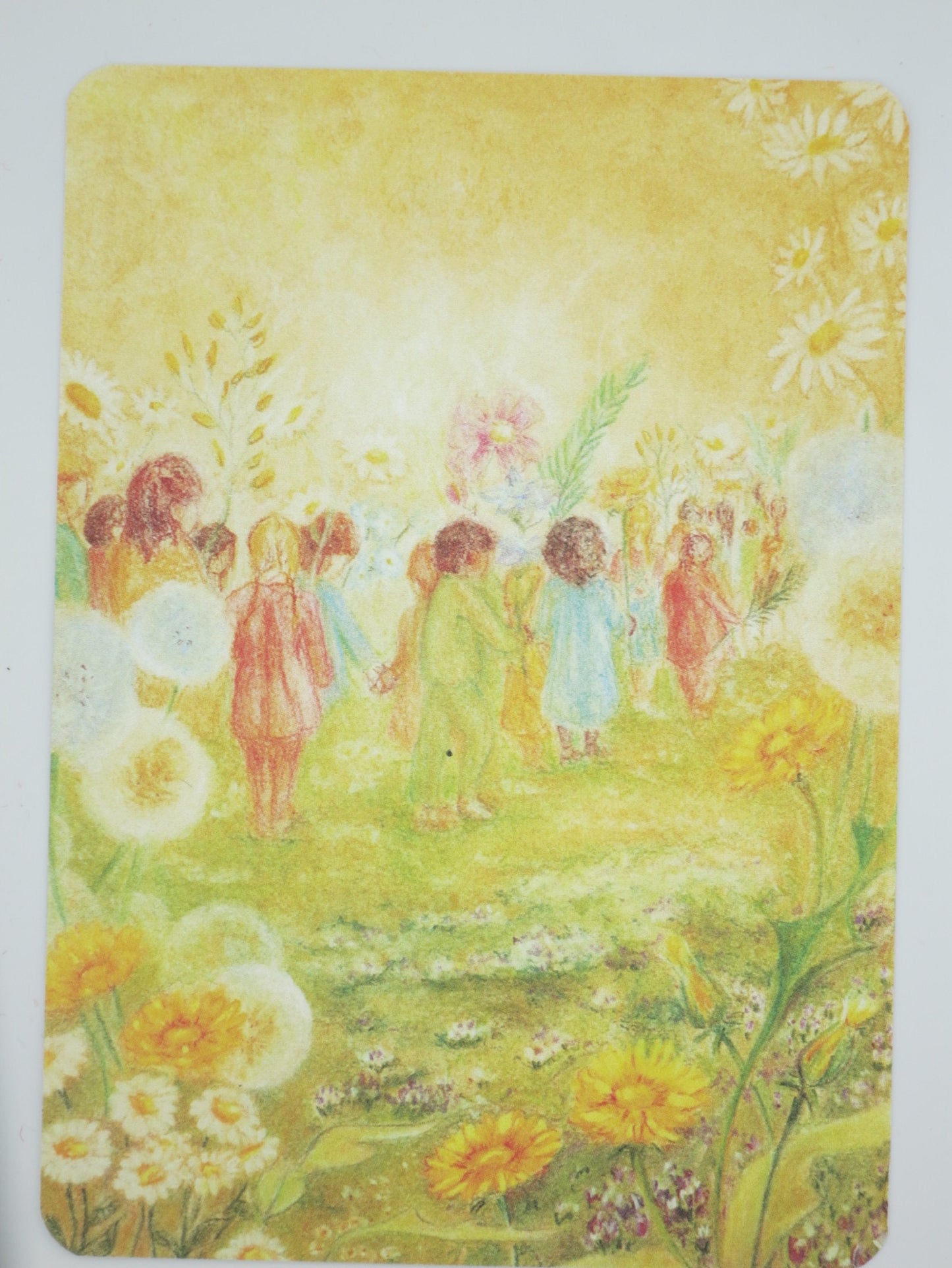 Postkarte Blumenparade: Kinder ziehen Hand in Hand mit Blumen durch Pusteblumenwiese, Pastellzeichnung von Geertje Kapteijns