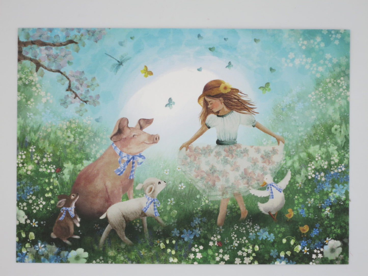 Postkarte Den Fruehling feiern von Bijdehansje: Maedchen mit geschmueckten Hoftieren