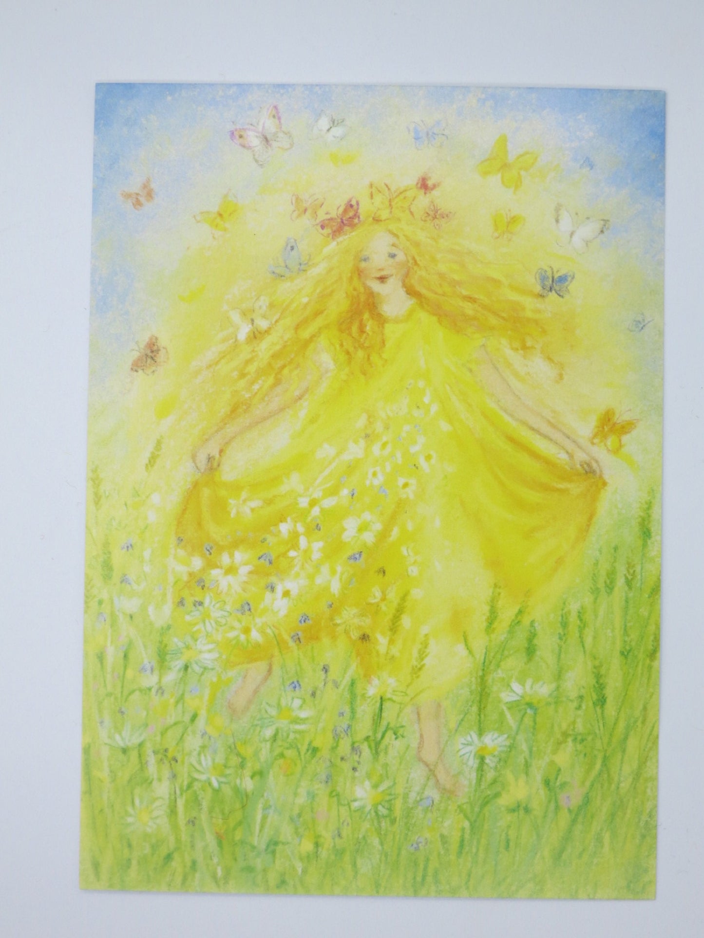Waldorf Postkarte Der Frühling PKFR36: gelb gekleidete Frühlingsgestalt mit Schmetterlingen in Gaensebluemchenwiese, Design von Marjan van Zeyl